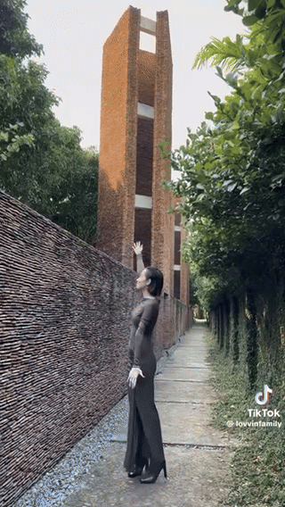 Con gái khoe toàn cảnh biệt phủ rộng 5.000m2 của Xuân Hinh: 3 toà tháp đồ sộ, được xây bằng 5 triệu viên ngói cổ - Ảnh 3.