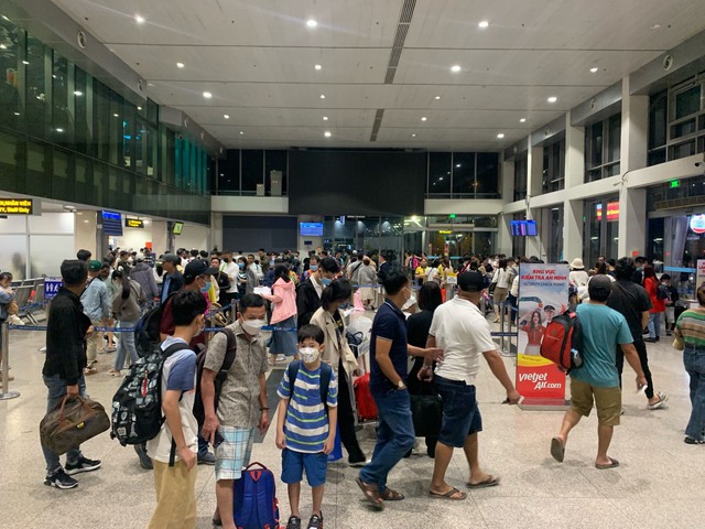 Hành khách ùn ùn bay đêm về Tân Sơn Nhất ngày cuối kỳ nghỉ Tết - Ảnh 1.