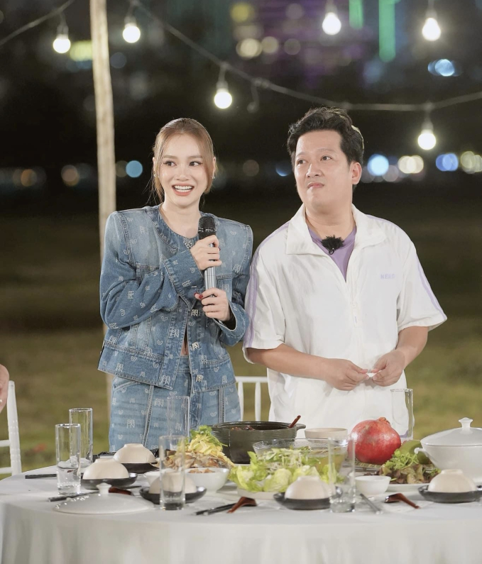 View - Nhã Phương đăng khoảnh khắc ngọt bên gia đình, lần hiếm hoi để lộ dung mạo con trai