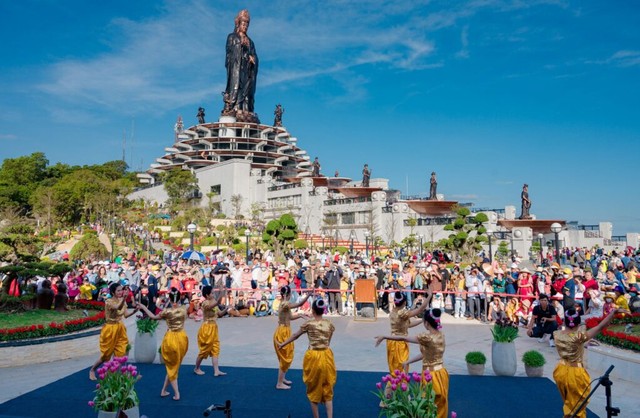 Loạt địa điểm đ&oacute;n biển người du xu&acirc;n: C&oacute; nơi ngay ở H&agrave; Nội, c&oacute; nơi vừa phục dựng lại sau gần 100 năm - Ảnh 11.