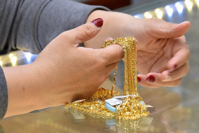Mùng 5 Tết, giá vàng SJC, vàng nhẫn đồng loạt lao dốc - Ảnh 1.
