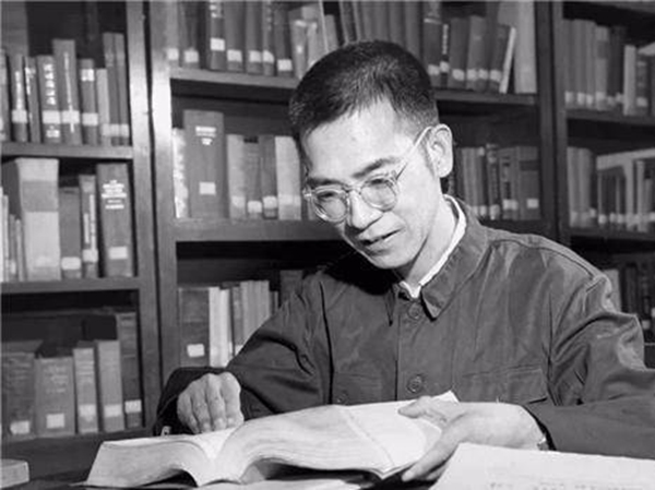 Thiên tài Toán học 47 tuổi lấy vợ, sinh đứa con trai bị hàng xóm chê hư hỏng: Kết quả nhiều năm sau khiến ai nấy kinh ngạc - Ảnh 1.