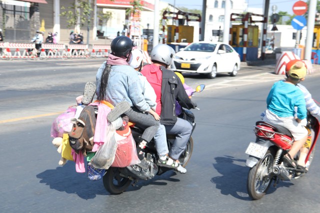 Người lớn, trẻ nhỏ trở lại thủ phủ công nghiệp Bình Dương sau Tết - Ảnh 3.