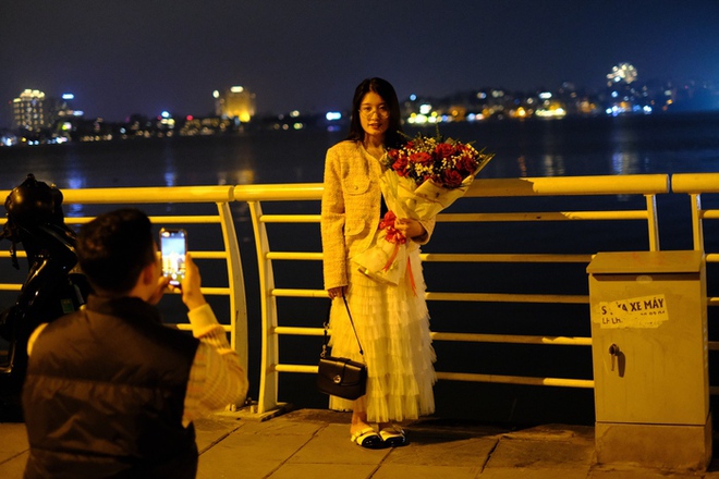 Các cặp đôi đổ ra đường tận hưởng không khí ngọt ngào đêm Valentine Hà Thành - Ảnh 9.