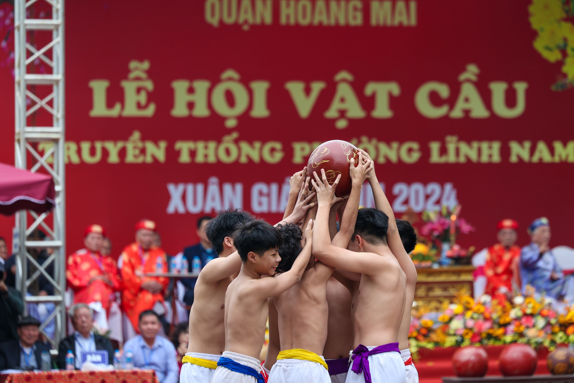 View - Trai tráng đôi mươi mình đồng da sắt hừng hực "chiến đấu" trong lễ hội vật cầu độc đáo làng Thúy Lĩnh