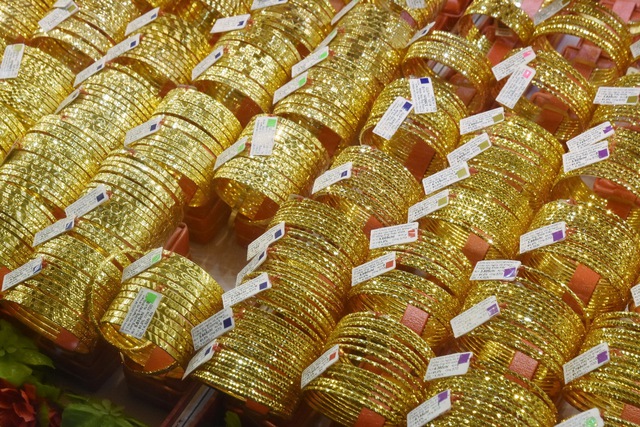 Giá vàng SJC tiếp tục rơi tự do - Ảnh 1.
