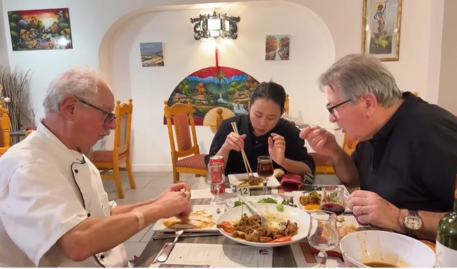 Đầu bếp Ph&aacute;p gi&atilde;y nảy khi được mời l&ograve;ng heo kh&igrave;a nước dừa, sau khi ăn thử liền thay đổi th&aacute;i độ - Ảnh 3.