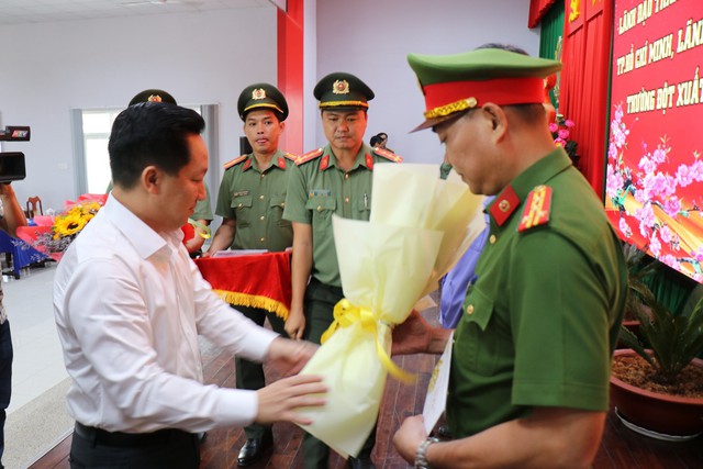 Vụ c&ocirc; g&aacute;i bị s&aacute;t hại ở Thủ Đức: Khen thưởng c&aacute;c đơn vị, c&aacute; nh&acirc;n tham gia ph&aacute; &aacute;n - Ảnh 2.