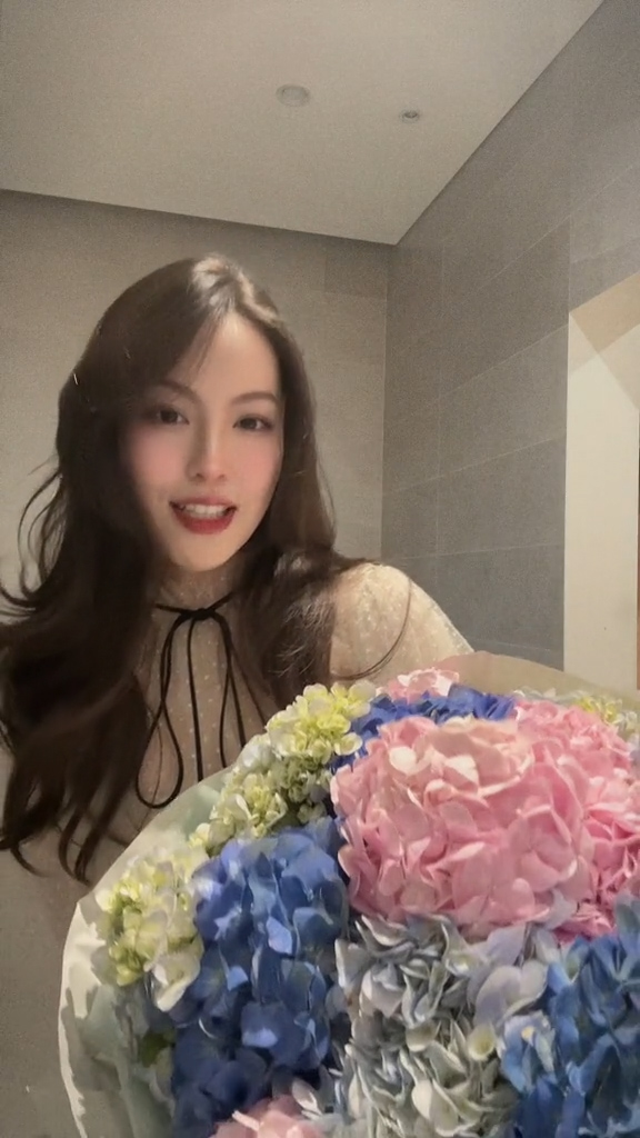 Bạn g&aacute;i tin đồn HIEUTHUHAI h&eacute; lộ qu&agrave; Valentine từ người y&ecirc;u, nh&igrave;n l&agrave; biết nửa kia t&acirc;m l&yacute; cỡ n&agrave;o - Ảnh 1.