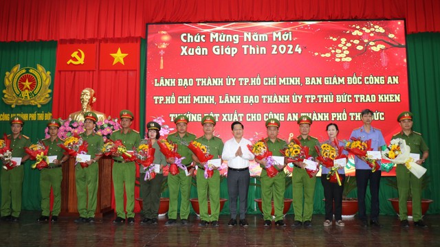 Vụ c&ocirc; g&aacute;i bị s&aacute;t hại ở Thủ Đức: Khen thưởng c&aacute;c đơn vị, c&aacute; nh&acirc;n tham gia ph&aacute; &aacute;n - Ảnh 1.