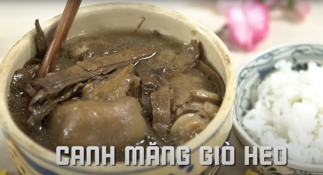 Khách Tây nếm thử các món ăn Tết của Việt Nam: Món được yêu thích nhất không phải bánh chưng - Ảnh 5.