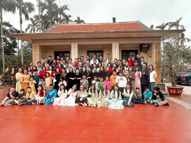 Gia đình ở Thái Bình có 120 người, Tết về đông đủ, nhìn dàn cháu xếp hàng nhận lì xì mà choáng - Ảnh 1.