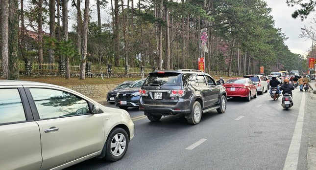 Hết Tết, Đ&agrave; Lạt vẫn tấp nập du kh&aacute;ch - Ảnh 1.