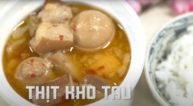 Khách Tây nếm thử các món ăn Tết của Việt Nam: Món được yêu thích nhất không phải bánh chưng - Ảnh 1.