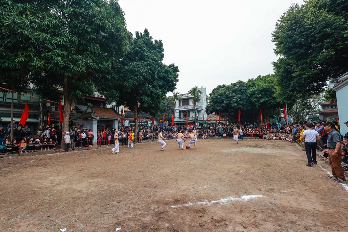 View - Trai tráng đôi mươi mình đồng da sắt hừng hực "chiến đấu" trong lễ hội vật cầu độc đáo làng Thúy Lĩnh