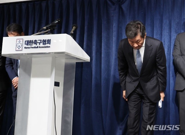 Chủ tịch LĐBĐ Hàn Quốc cúi đầu xin lỗi sau khi sa thải Klinsmann - Ảnh 1.