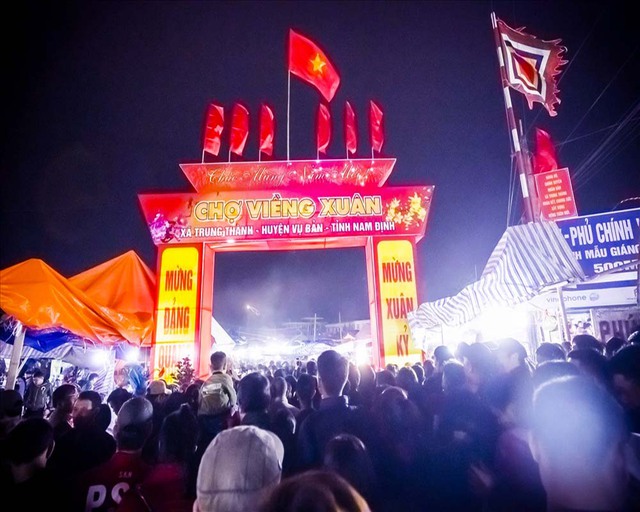 Phiên chợ cả năm chỉ họp một lần, đông nhất vào nửa đêm và rạng sáng, cách Hà Nội chưa tới 100km - Ảnh 1.