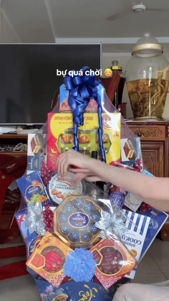 Hết Tết, cô gái khu…