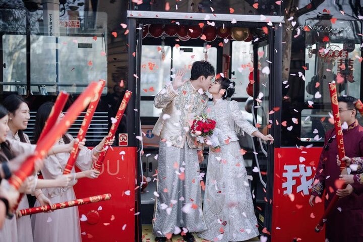 Đám cưới trên xe buýt – Xu hướng lạ của các cặp đôi Trung Quốc