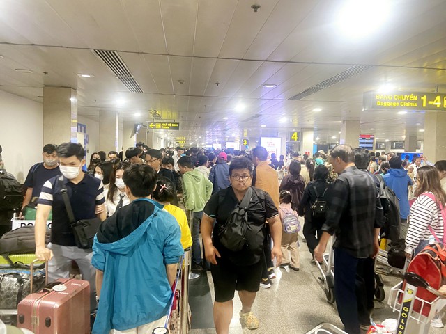 Khách bay vào TP HCM đông nghẹt, nhiều người méo mặt vì bị… dời lịch bay - Ảnh 1.