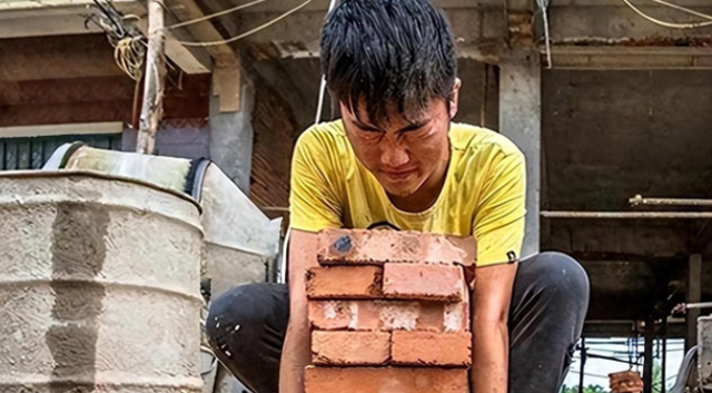 Cậu b&eacute; xếp gạch đỗ ĐH điểm cao kỉ lục vẫn bị chế giễu v&agrave;o Thanh Hoa cũng v&ocirc; &iacute;ch hiện tại ra sao? - Ảnh 1.