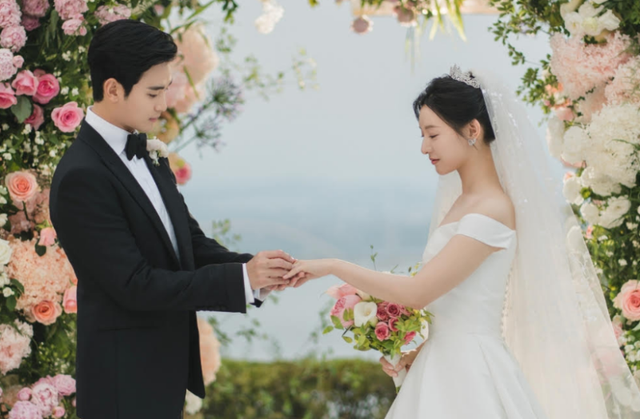 Kim Soo Hyun - Kim Ji Won tung ảnh cưới y hệt Son Ye Jin - Hyun Bin, visual cực phẩm hút 100 triệu view - Ảnh 1.