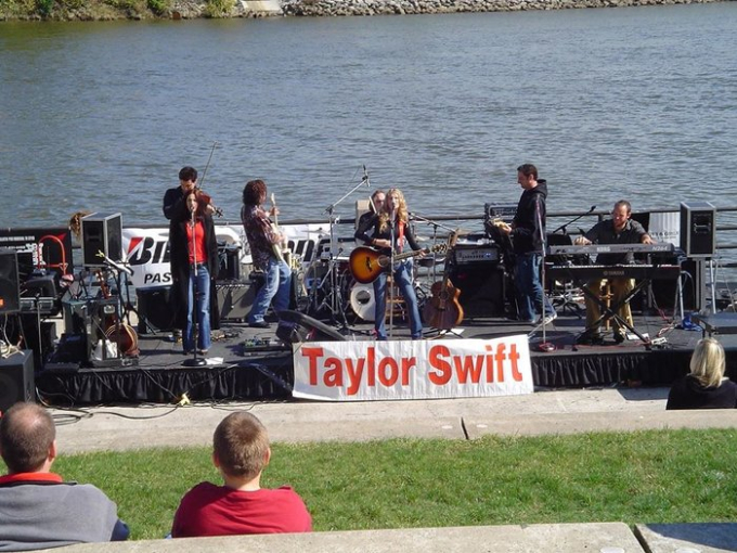 View - Hành trình rực rỡ của Taylor Swift: Từ đi hát hội chợ, quán cà phê đến sở hữu concert có gần 100 nghìn khán giả!