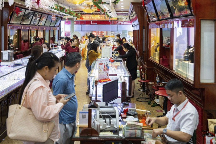 View - Nhân viên “bán vàng không kịp nghỉ tay” vì người dân xếp hàng mua đông nghịt trước ngày vía Thần Tài