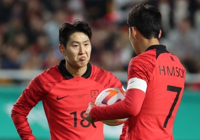 Sau vụ ẩu đả chấn động ở tuyển Hàn Quốc, một khoảnh khắc cho thấy Son Heung-min vẫn nhận được sự tôn trọng tuyệt đối từ đàn em - Ảnh 3.