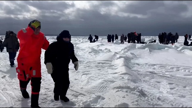 Nga: Tảng băng vỡ trôi ra xa bờ, 82 ngư dân bị mắc kẹt - Ảnh 2.