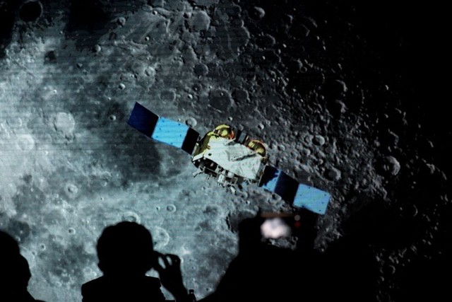 Hiểm họa từ cuộc đua lên mặt trăng