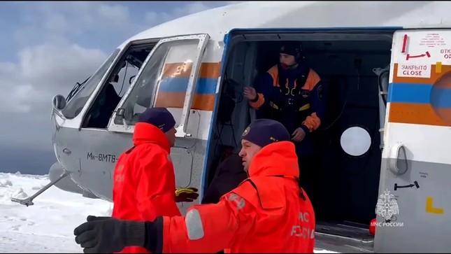 Nga: Tảng băng vỡ trôi ra xa bờ, 82 ngư dân bị mắc kẹt - Ảnh 1.