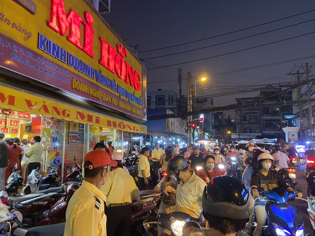 Tiệm vàng kê ghế cho khách ngồi đợi đến lượt mua vàng trước ngày Vía Thần Tài - Ảnh 11.