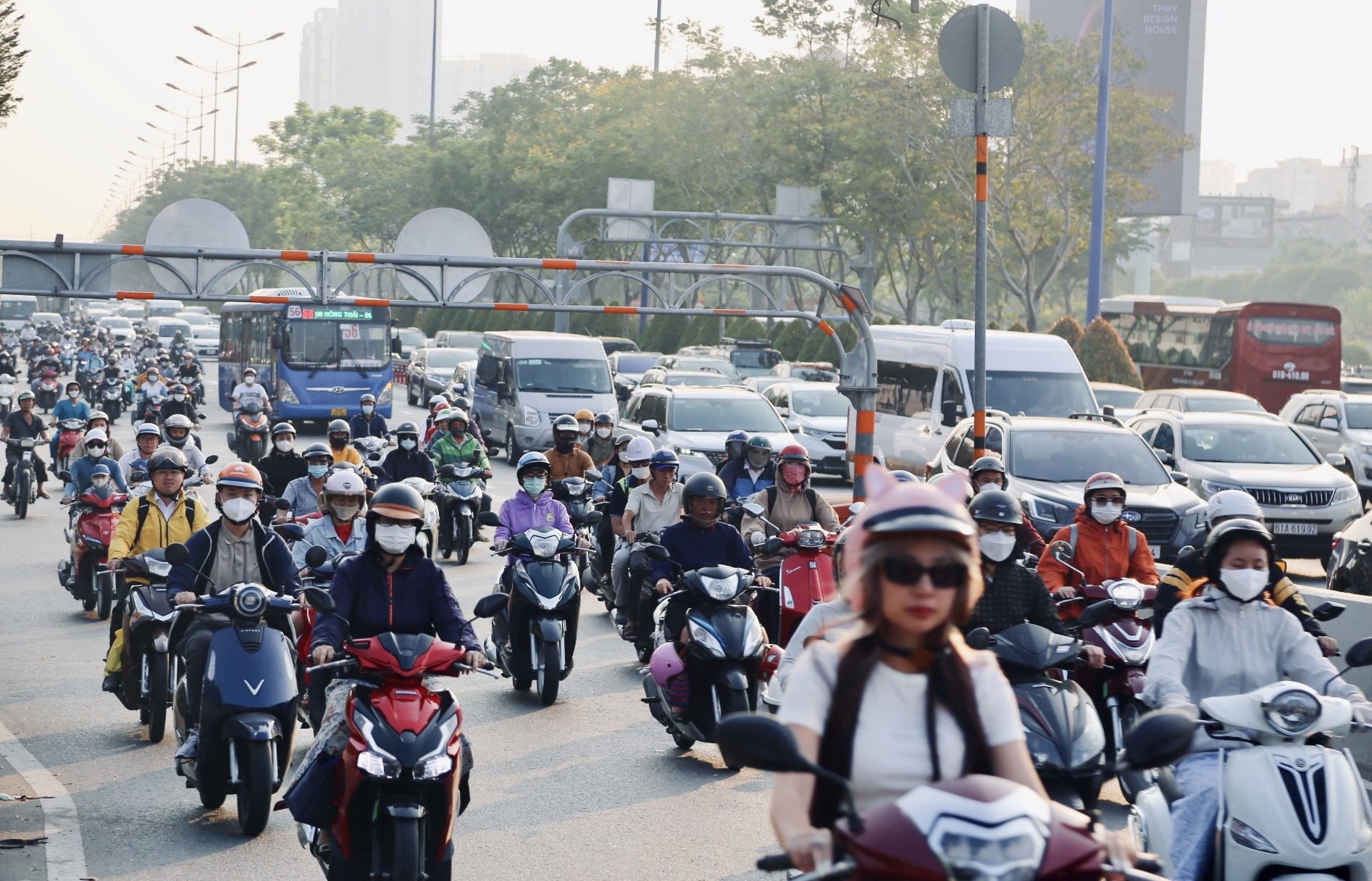 View - "Ngộp thở" với cảnh kẹt xe không lối thoát tại TP.HCM sáng đầu tuần sau kỳ nghỉ Tết