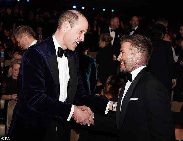Hoàng tử William lần đầu không có Kate hậu thuẫn trên thảm đỏ BAFTA, vẫn gây bùng nổ bằng một khoảnh khắc cùng David Beckham - Ảnh 5.