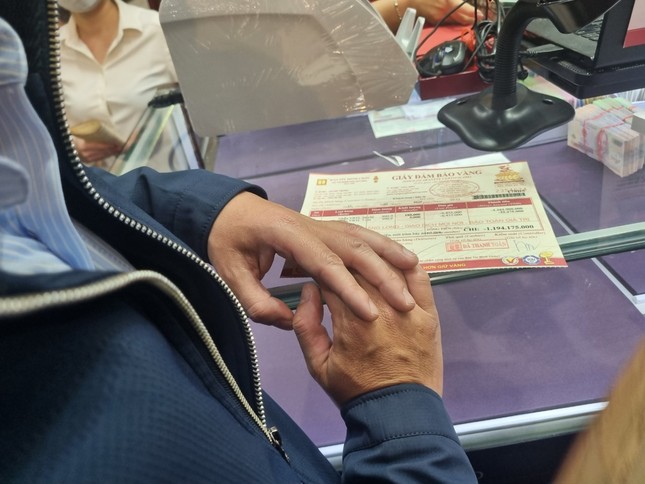 Gi&aacute; v&agrave;ng diễn biến lạ: Người vừa mua đ&atilde; lỗ nặng, kẻ b&aacute;n nhanh thu về cả tỷ - Ảnh 5.