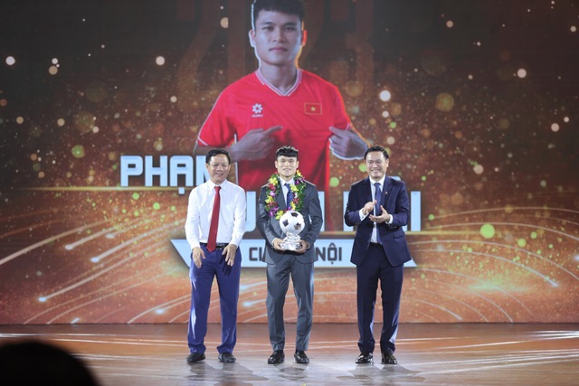 Toàn cảnh Quả bóng Vàng Việt Nam 2023: Một cầu thủ bật khóc vì xúc động - Ảnh 12.