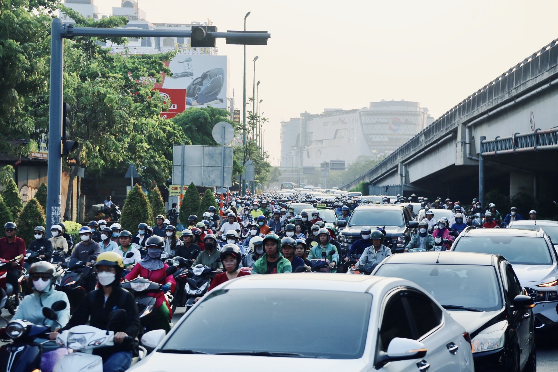 View - "Ngộp thở" với cảnh kẹt xe không lối thoát tại TP.HCM sáng đầu tuần sau kỳ nghỉ Tết