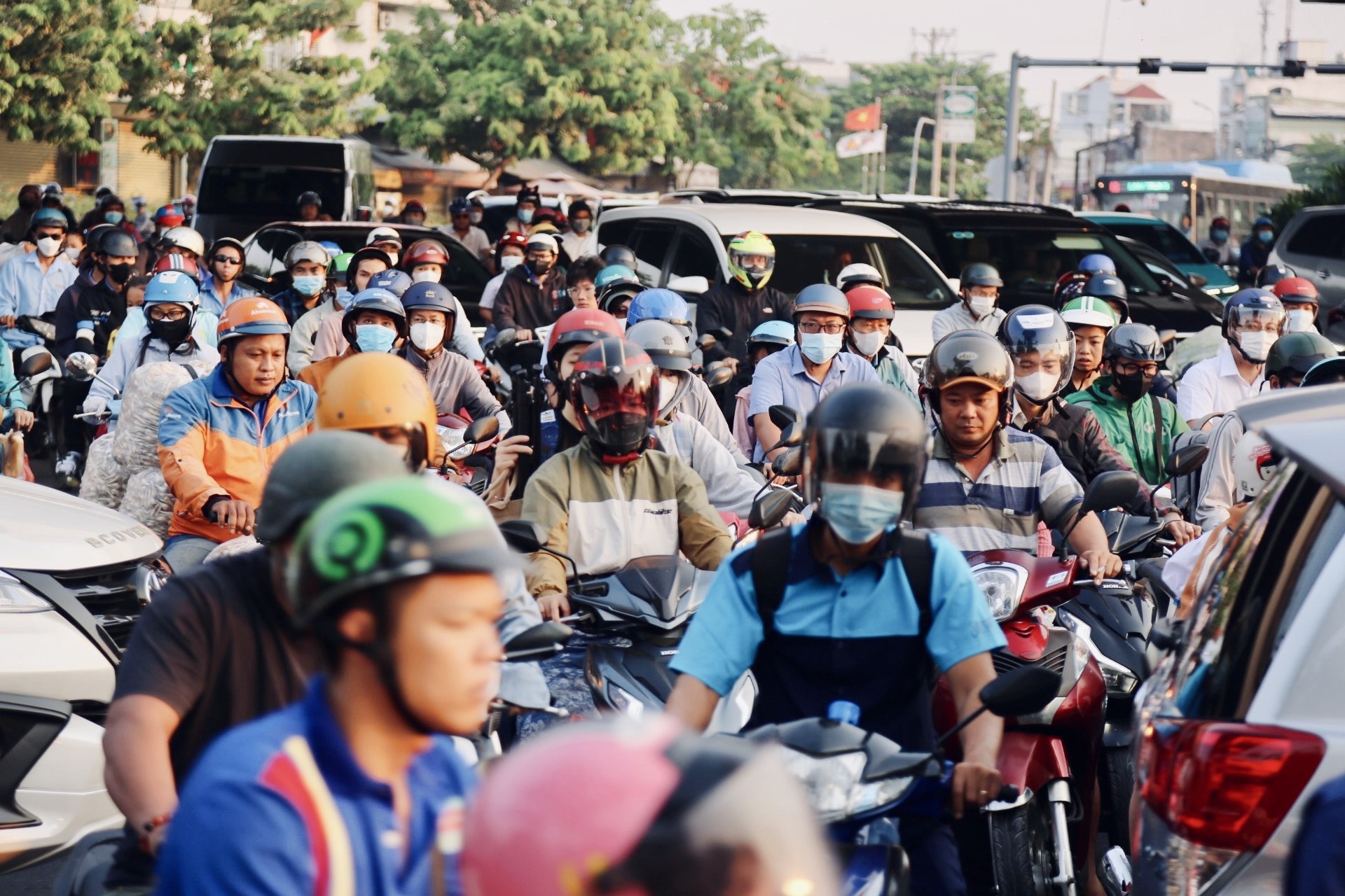 View - "Ngộp thở" với cảnh kẹt xe không lối thoát tại TP.HCM sáng đầu tuần sau kỳ nghỉ Tết