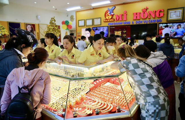 Gi&aacute; v&agrave;ng h&ocirc;m nay 19-2: Diễn biến lạ của v&agrave;ng SJC trong ng&agrave;y v&iacute;a Thần T&agrave;i - Ảnh 1.