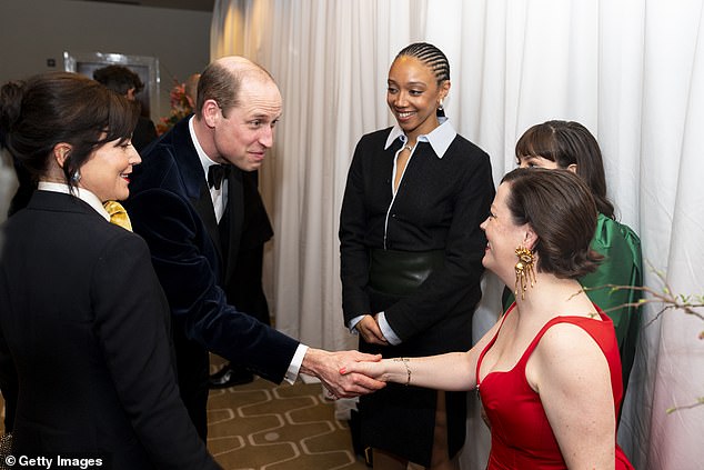 Hoàng tử William lần đầu không có Kate hậu thuẫn trên thảm đỏ BAFTA, vẫn gây bùng nổ bằng một khoảnh khắc cùng David Beckham - Ảnh 4.