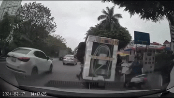 Tài xế ôtô đạp ngã người đi xe máy chở thùng hàng - Ảnh 1.