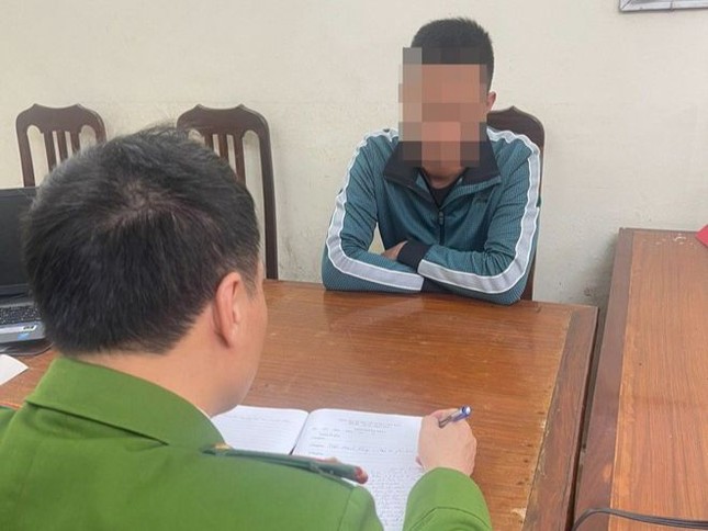 Tài xế ô tô tung cước đạp ngã người đi xe máy trên phố khai gì? - Ảnh 1.