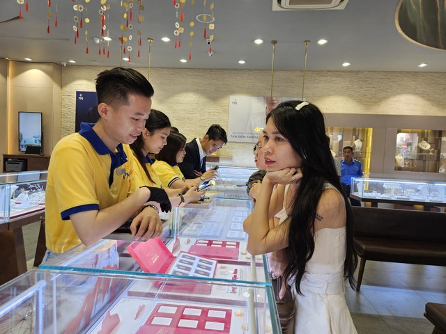 Cuối ng&agrave;y 19-2, gi&aacute; v&agrave;ng SJC tăng, nhiều người vẫn tấp nập mua v&agrave;o - Ảnh 6.