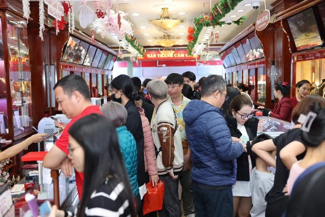 Gi&aacute; v&agrave;ng diễn biến lạ: Người vừa mua đ&atilde; lỗ nặng, kẻ b&aacute;n nhanh thu về cả tỷ - Ảnh 3.