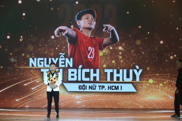Toàn cảnh Quả bóng Vàng Việt Nam 2023: Một cầu thủ bật khóc vì xúc động - Ảnh 10.