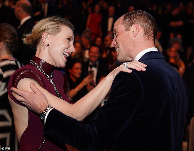 Hoàng tử William lần đầu không có Kate hậu thuẫn trên thảm đỏ BAFTA, vẫn gây bùng nổ bằng một khoảnh khắc cùng David Beckham