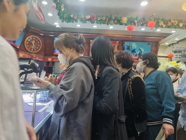 Gi&aacute; v&agrave;ng diễn biến lạ: Người vừa mua đ&atilde; lỗ nặng, kẻ b&aacute;n nhanh thu về cả tỷ - Ảnh 2.