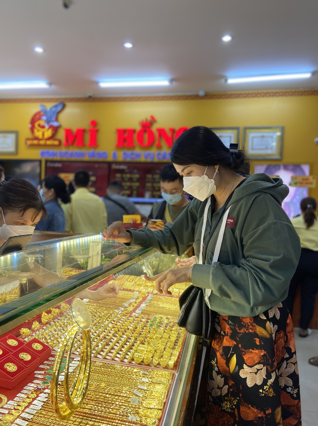 Nghe người lớn kể chuyện mua vàng ngày vía Thần Tài: Mua lấy may vì “về lâu về dài vàng không bao giờ mất giá” - Ảnh 3.