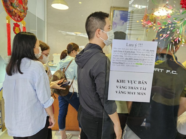 Cuối ng&agrave;y 19-2, gi&aacute; v&agrave;ng SJC tăng, nhiều người vẫn tấp nập mua v&agrave;o - Ảnh 4.